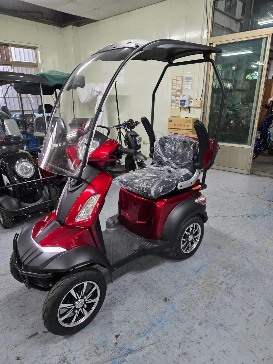 紅色喜樂4電動車